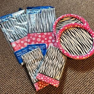 Party pack bundle new in package 
buffet plates, table covers and buffet napkins